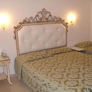 Residenza Due Torri Check In Presso Vicolo Cattani 7 Πανσιόν